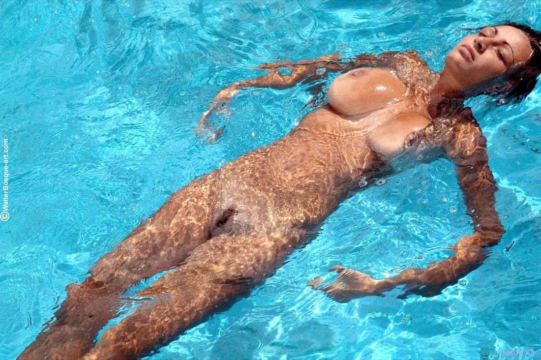 Sexy girls swimming nude